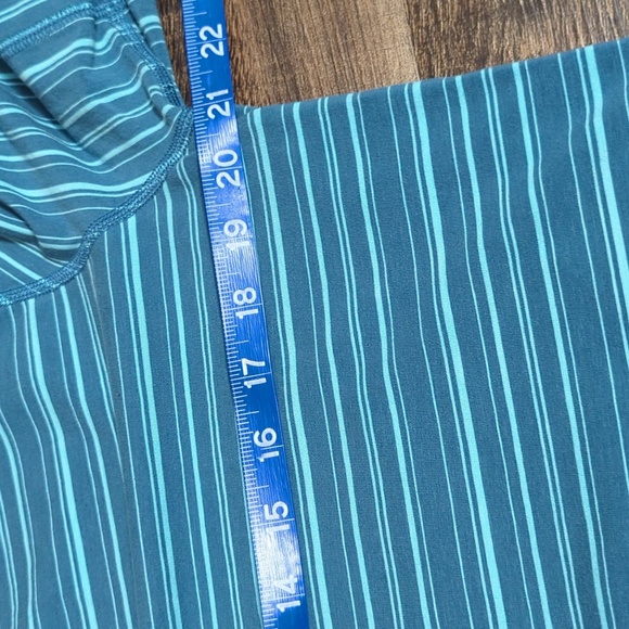 Lululemon 5 Year Basic Tee Size Large V-Neck Pima Cotton Lyocell - Picture 4 of 6